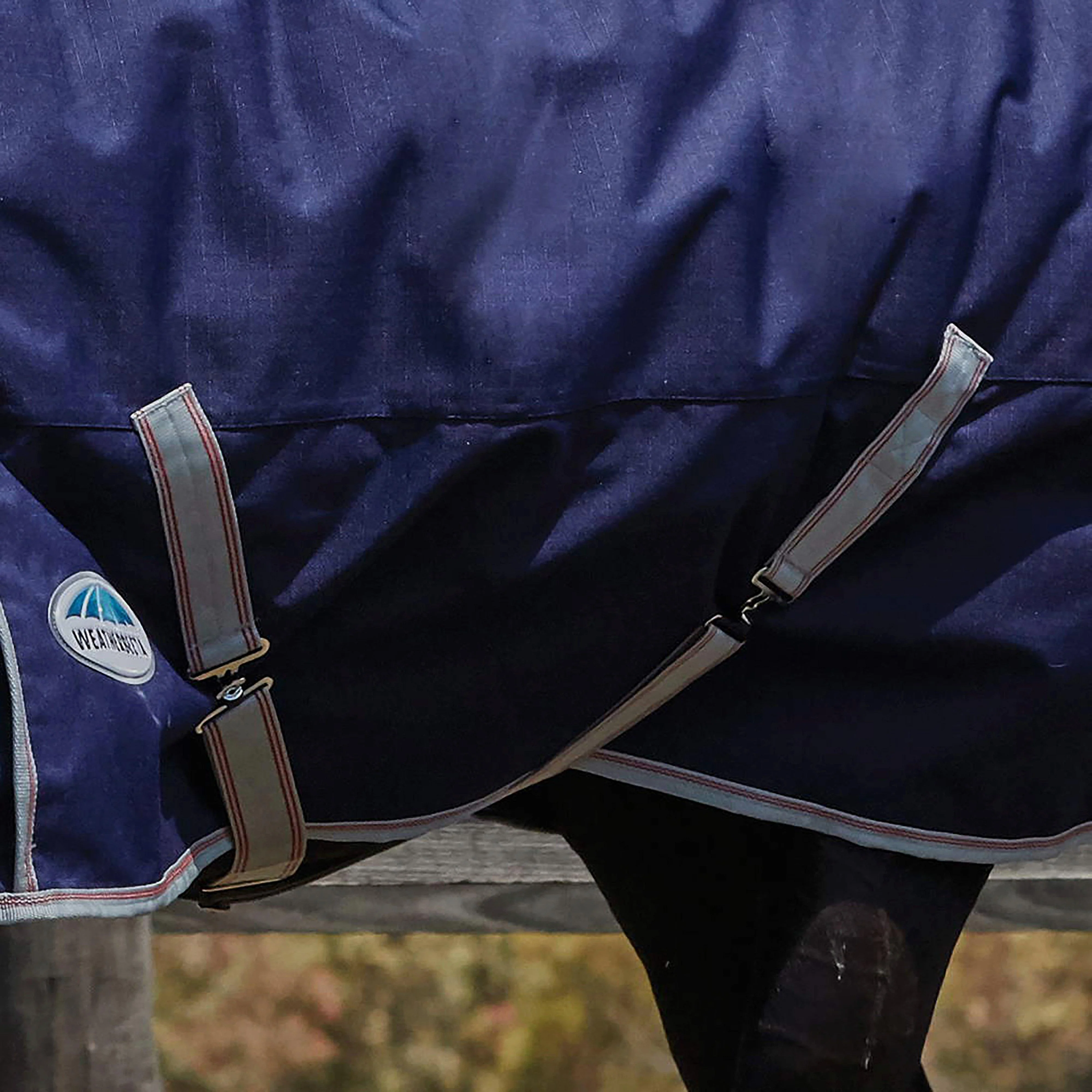 ComFiTec Essential 220g Medium Weight Combo Neck Turnout Rug Navy/Silver/Red - Image 5