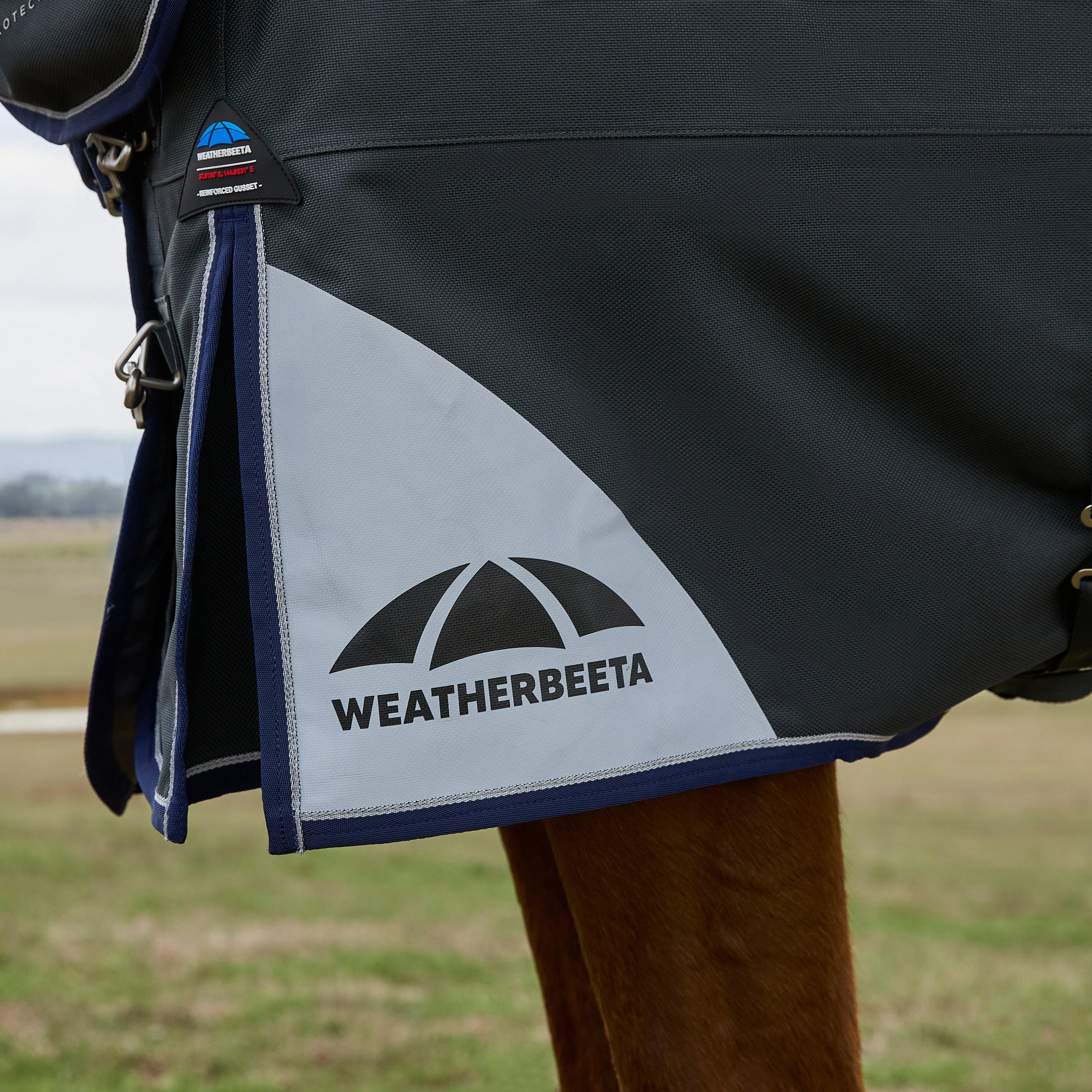ComFiTec Ultra Detach-A-Neck 100g Medium/Light Weight Turnout Rug Charcoal - Image 3